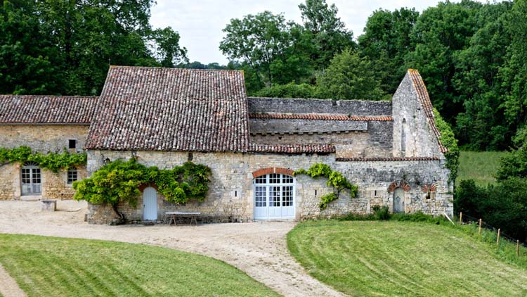 La grange dimière de l'Abbaye Royale de La Réau, de no sjours