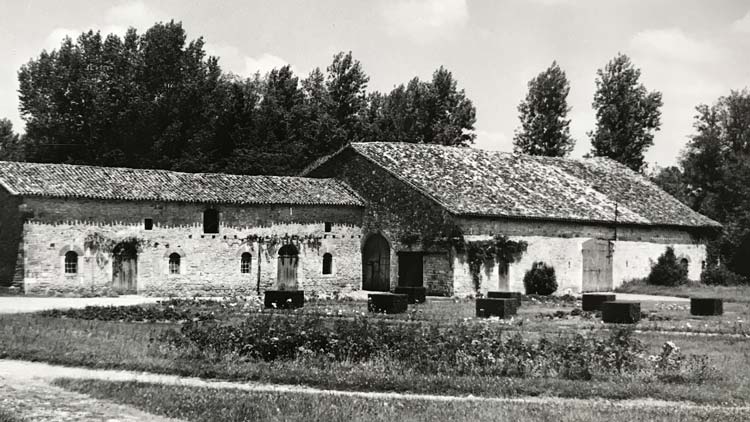 La grange dimière de l'Abbaye Royale de La Réau en 1960